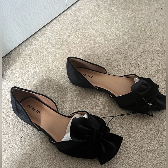 Torrid Black Velvet Twist Bow Flat Size 9.5 WW - Picture 6 of 7